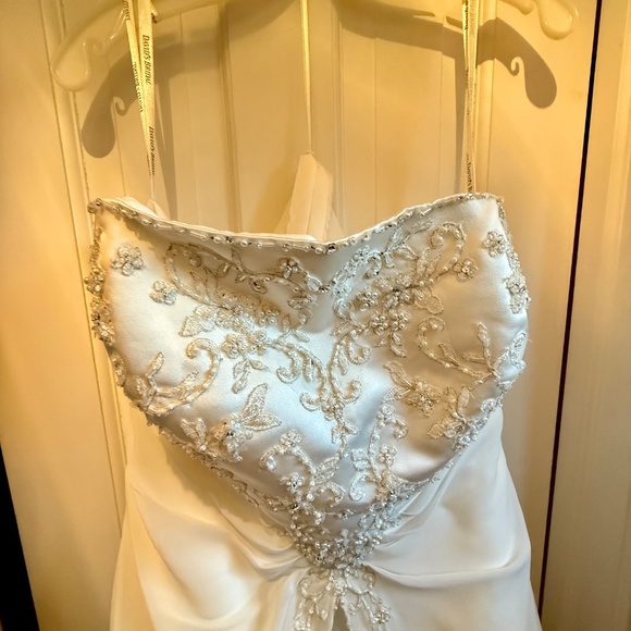 David’s Bridal NWT A line Chiffon Split Front Overlay Wedding Dress STYLE# V9010 - Picture 14 of 16